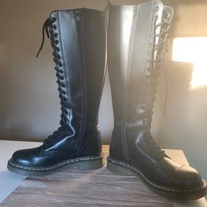 Dr. Martens Virginia 20-Eye Boot